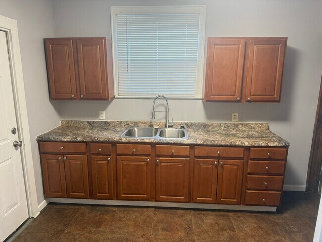 Building Photo - 806 E Deshler Ave