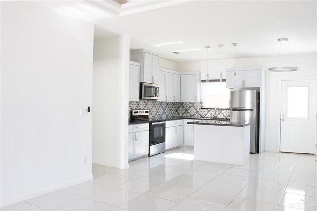 Building Photo - 1600 Angelina Dr