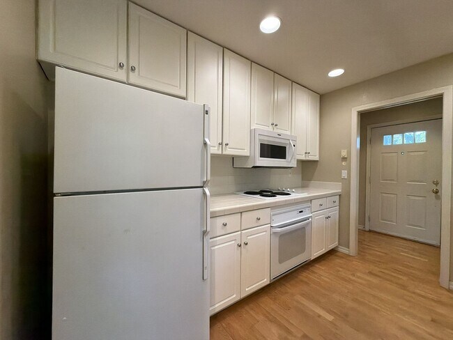 Building Photo - 9605 NW Miller Hill Dr