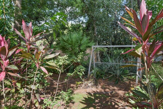 Building Photo - Charming Townhouse for Lease