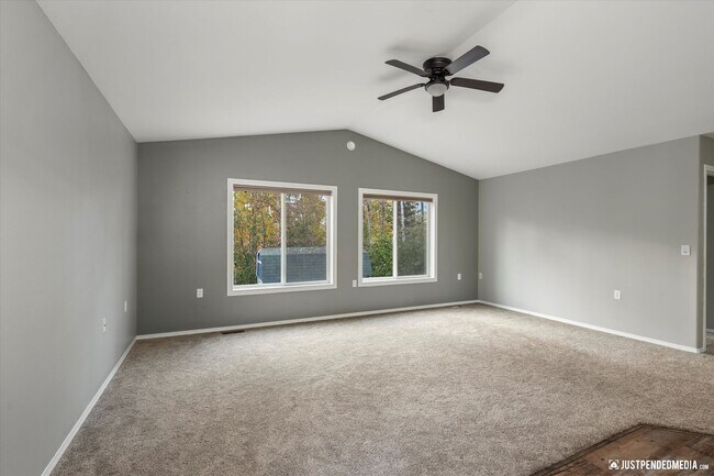 Building Photo - 3 Bedroom W/ Mother in Law Suite | 2 Bathr...