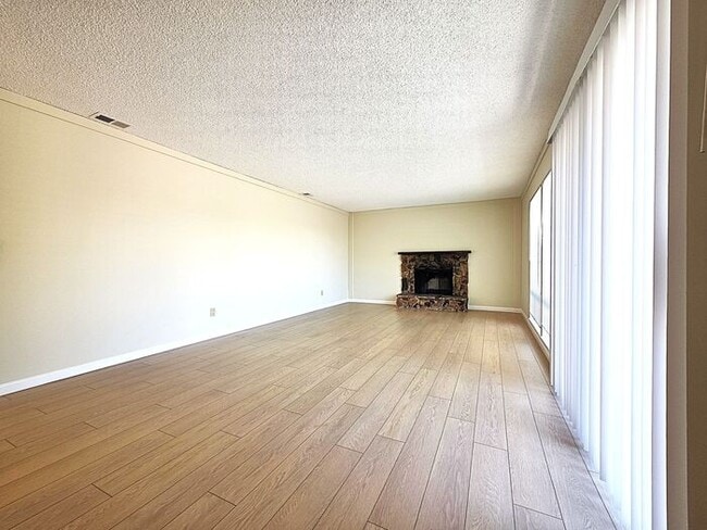 Building Photo - Beautiful, Very Large 2 Bedroom with Garage, Fireplace, Balcony & A/C Near Washoe Golf Course