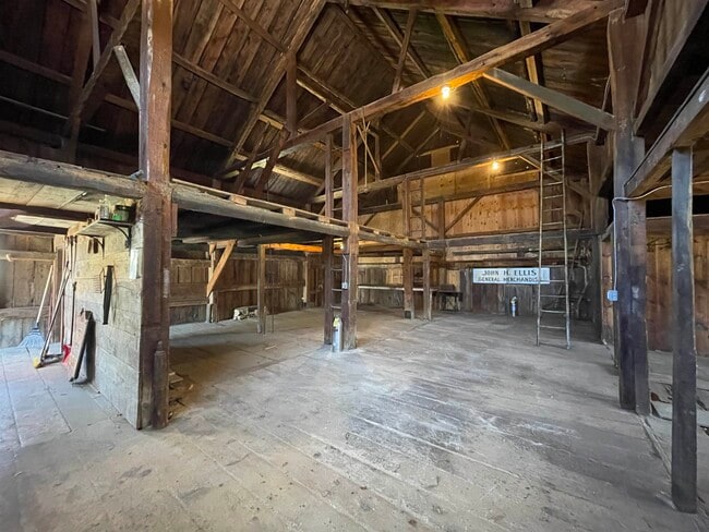 Building Photo - 454 Main St