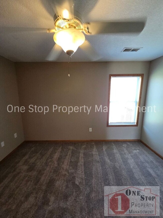 Building Photo - Beautiful 3-Bedroom 2.5 Bathroom in Independence