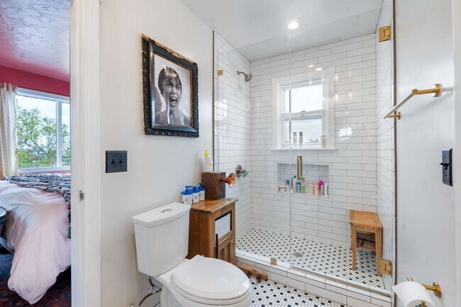 Building Photo - Historic Charm Meets Modern Living – Stunning 5 Bedroom Home on Iconic Myrtle Avenue