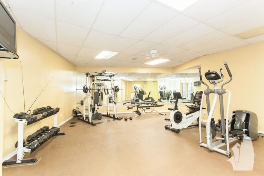 Building Photo - 6401 N Sheridan Rd