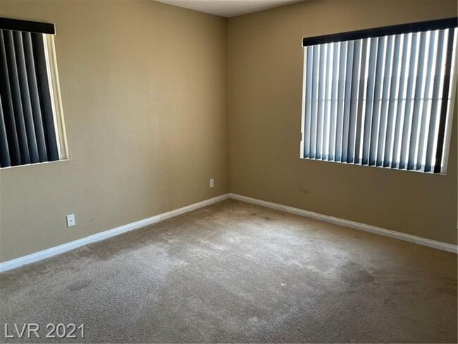 Building Photo - Stunning & Spacious Home with Park Views and Pool!