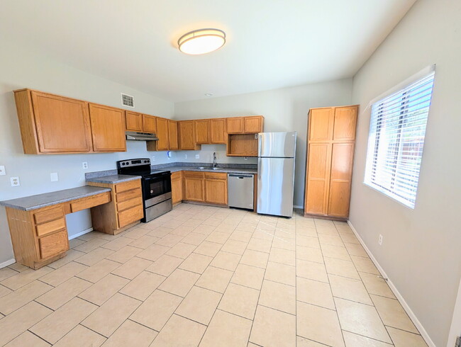 Building Photo - 2 Bedroom with private fenced yard!