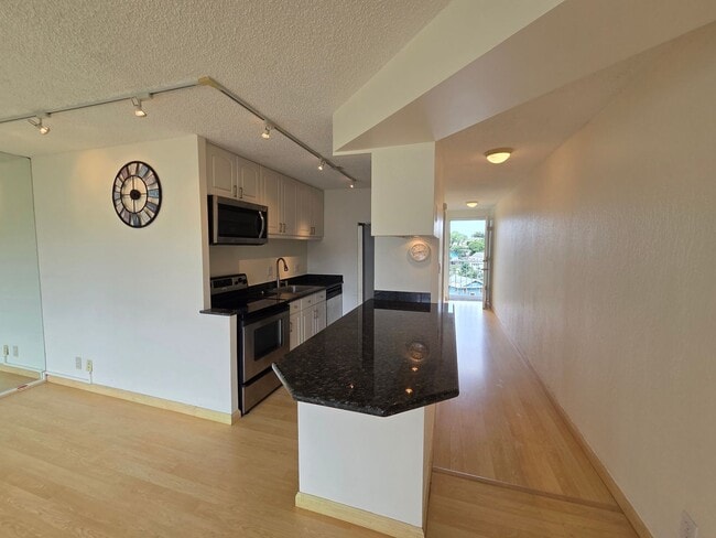 Building Photo - Conveniently located 1 bedroom, 1 bath & 1 parking in Punchbowl