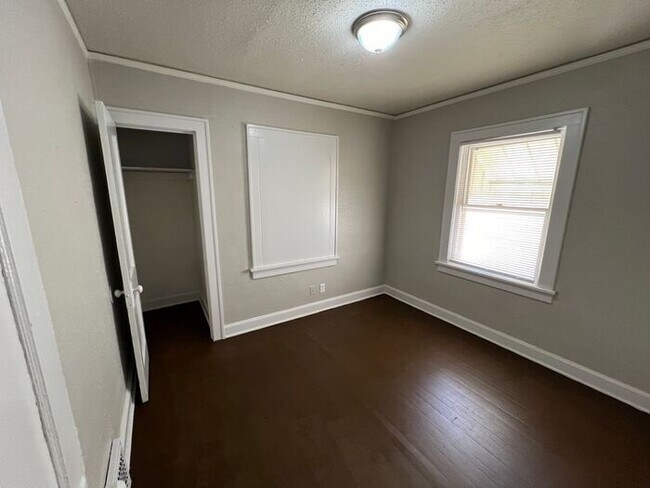 Building Photo - 3 Bed/1 Bath Home with Fenced Yard / Pet-Friendly / Vouchers Accepted / Coming Soon!