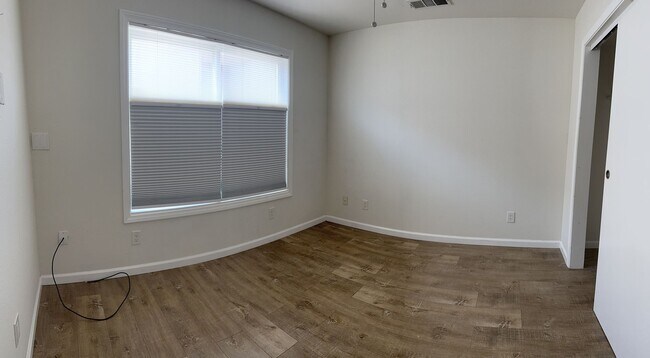 Building Photo - 2 Bed, 1.5 Bath Stunning, Gated Tri-Level ...