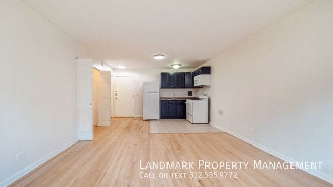 Building Photo - 2401 W Balmoral Ave