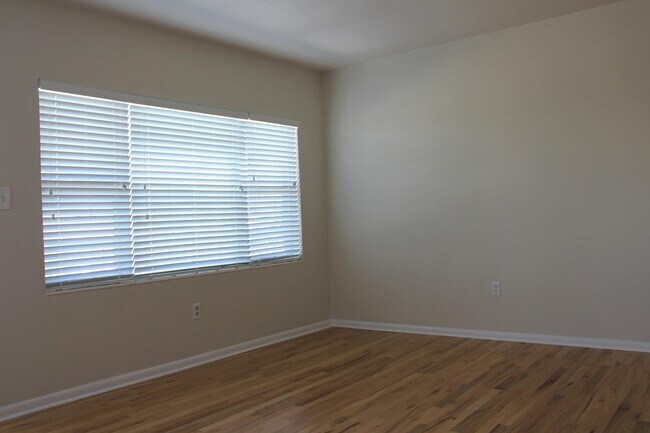 Building Photo - 651 Palm Dr