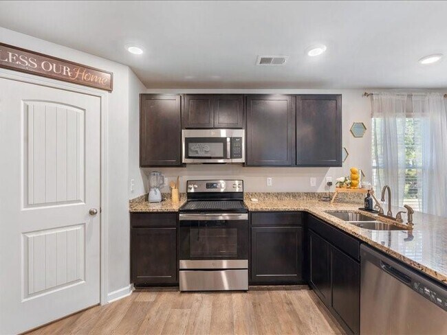 Building Photo - 174 Goodall Woods Dr