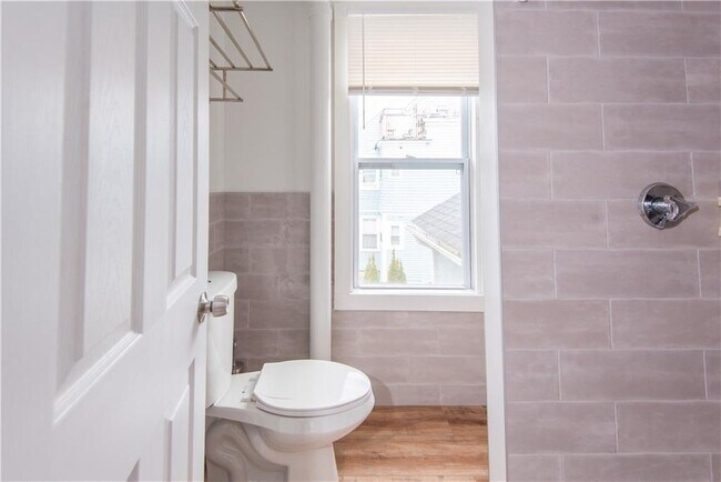 Building Photo - 11 Brewer St