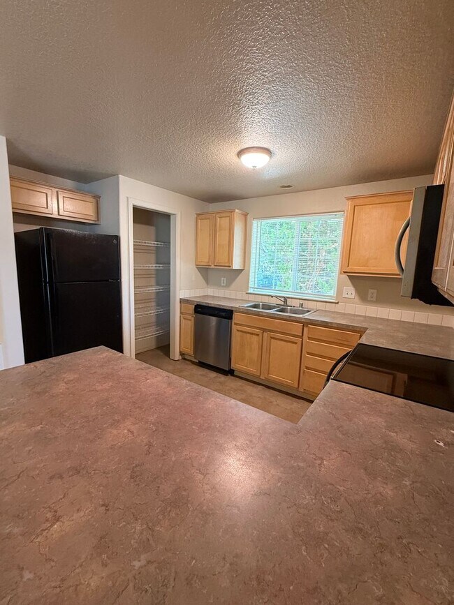 Building Photo - 3 Bedroom/2.5 Bath Home in the Carter Park...