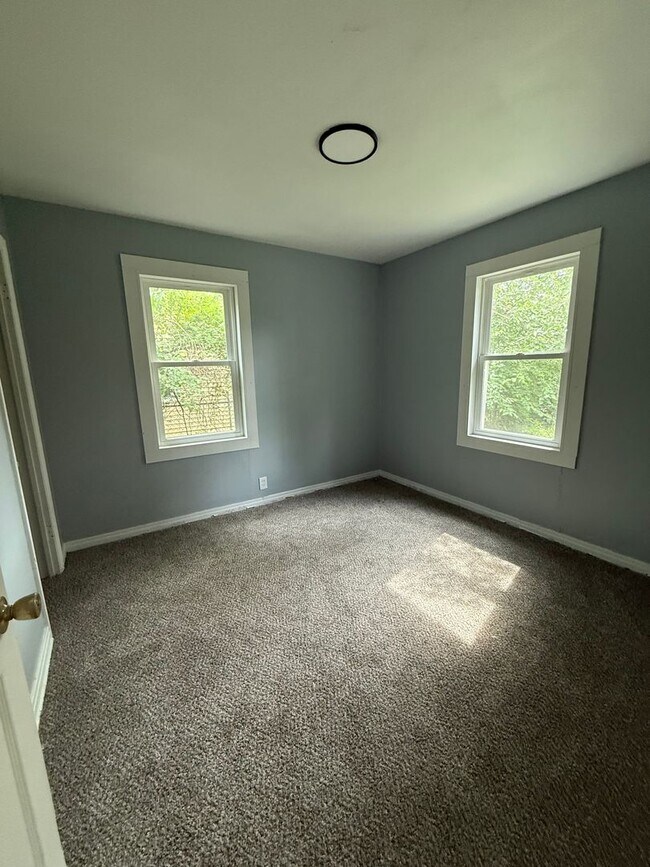 Building Photo - Darling 3 Bedroom in Nice Quiet Area