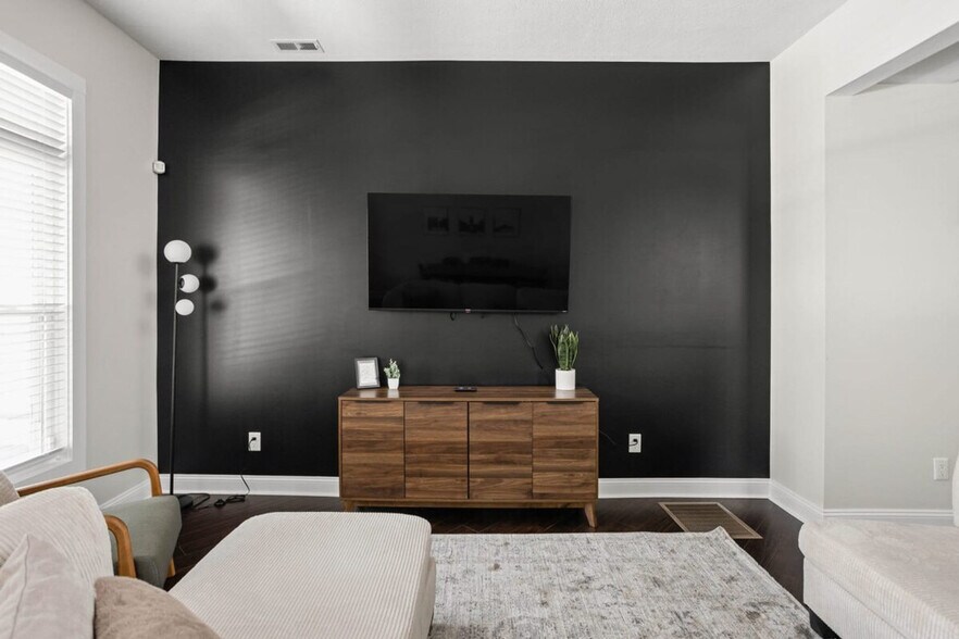 Primary Photo - 341 Parkway Ave