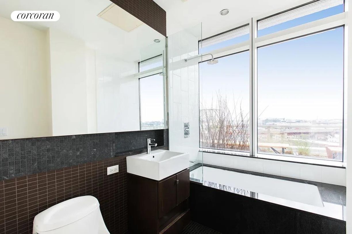 Building Photo - 10-17-17 Jackson Ave