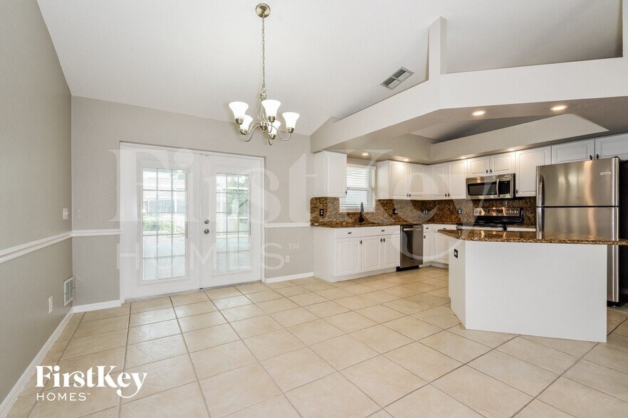 Building Photo - 1125 NE 33rd Ln