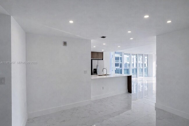 Building Photo - 600 NE 27th St