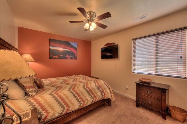 Building Photo - 3366 Oleander Ln