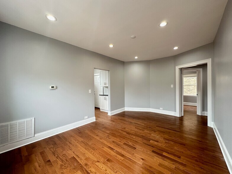 Building Photo - 1149 W Lunt Ave