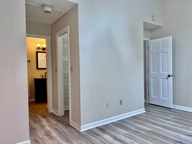 Building Photo - 158 Paddock Ave