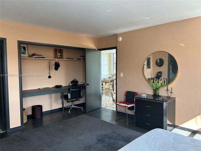 Building Photo - 9500 W Bay Harbor Dr