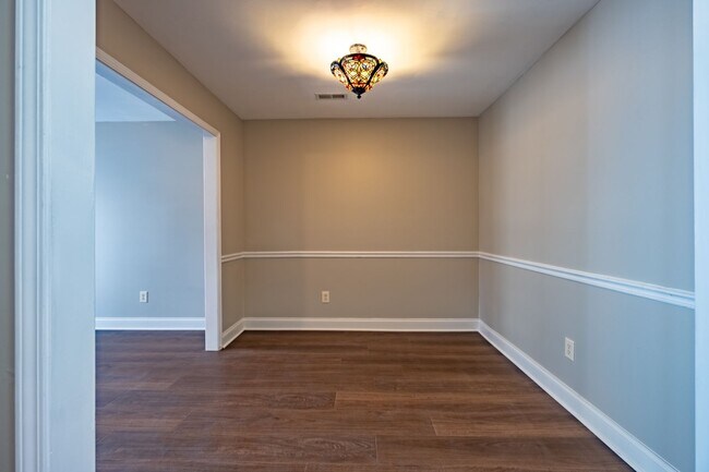 Building Photo - Private 2BR Townhome with Two En-Suite Bathrooms