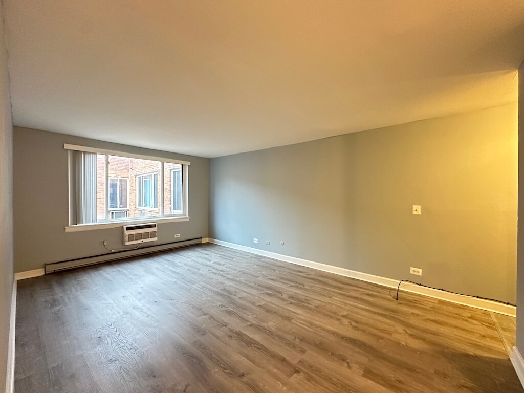 Building Photo - 3825 N Pine Grove Ave