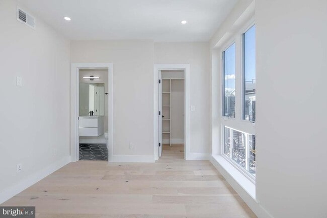 Building Photo - 722 Kenyon St NW