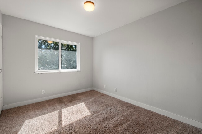 Building Photo - 8206 SW Terwilliger Blvd