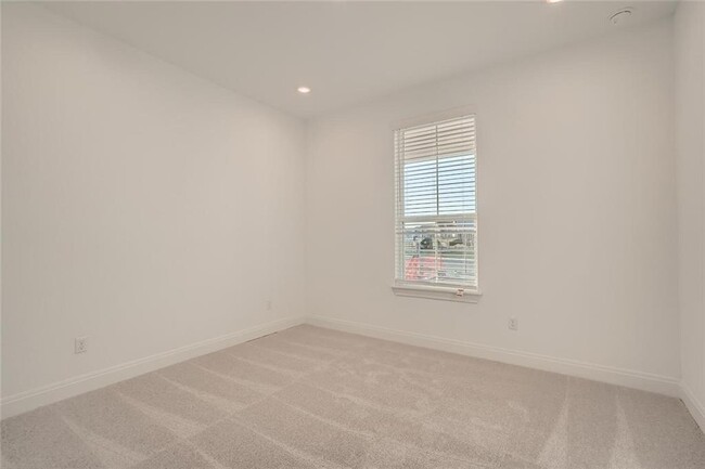 Building Photo - 121 Slenderleaf Dr