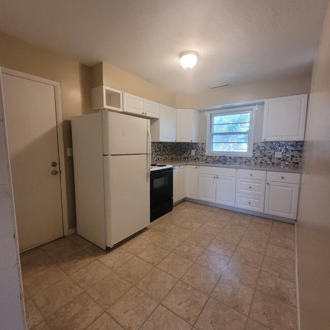 Building Photo - $995 - 3 bed 1 bath - Single Family Home