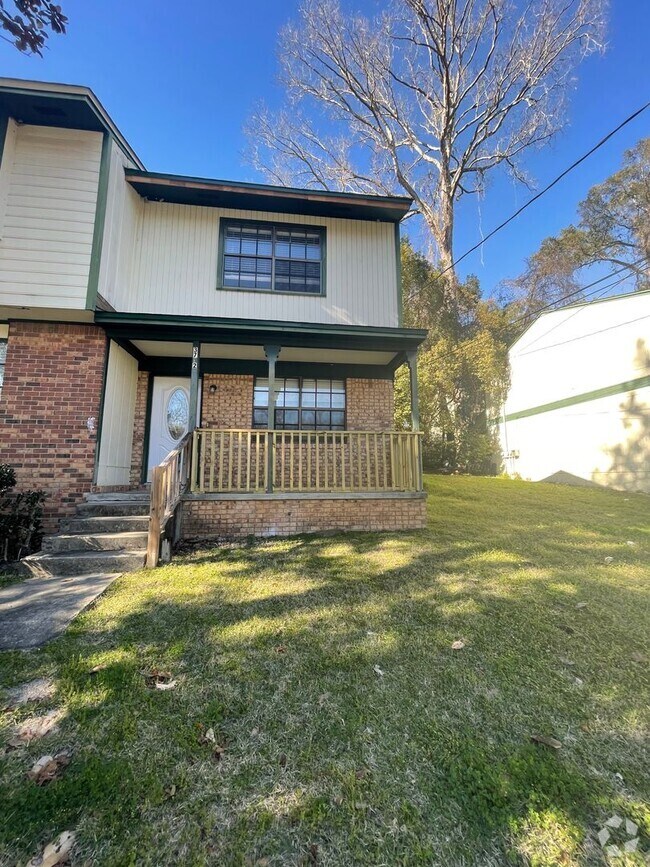 Building Photo - Spacious 2-Story End-Unit Townhome in Prim...