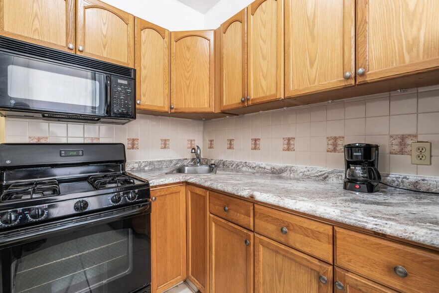 Building Photo - 414 W 46th St