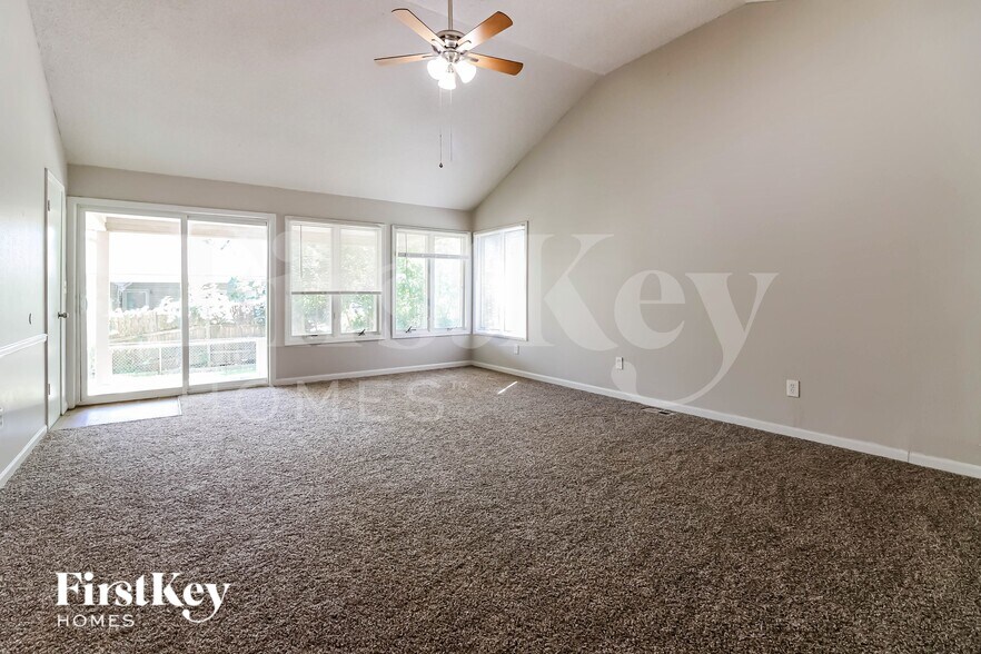 Building Photo - 607 NE Short St