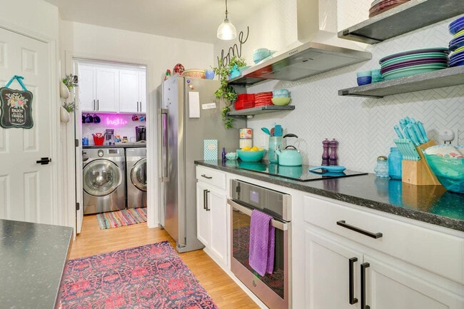 Building Photo - 1208 E 3rd St