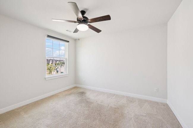 Building Photo - 5BR/3.5BA home offers stylish and function...