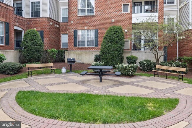 Building Photo - 4860 Eisenhower Ave