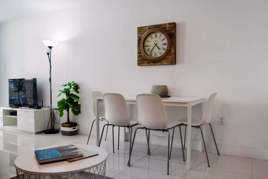 Building Photo - 1 SE 12th St