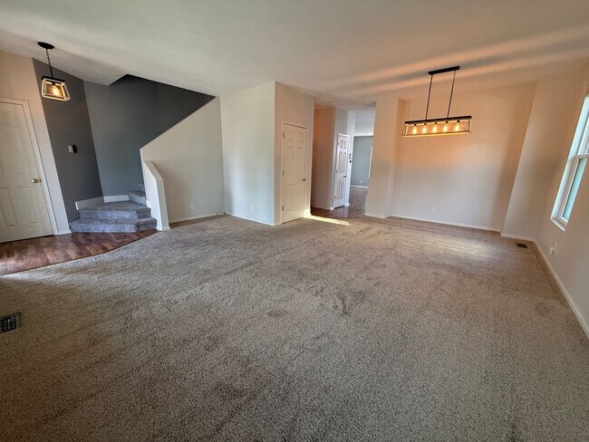 Building Photo - New to Elkhorn Rental Market!