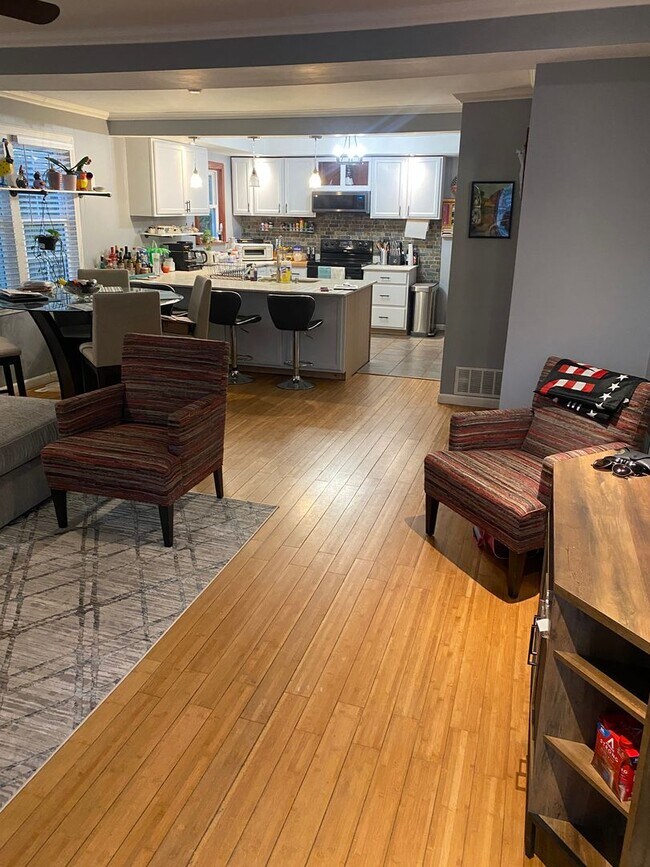 Building Photo - PRICE REDUCED!!!Charming 2-bedroom, 1-bath...