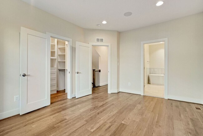 Building Photo - 3 Bed 3.5 Bath - Bethesda Montgomery Row Townhouse - Move in Ready