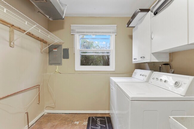 Building Photo - 1356 Larchmont Dr