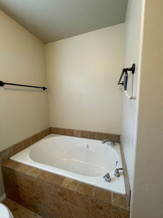 Building Photo - Spacious 3-Bed + Den Home in Hollybrook Su...