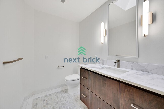 Building Photo - 4 BED & 2.5 BATH FOR RENT