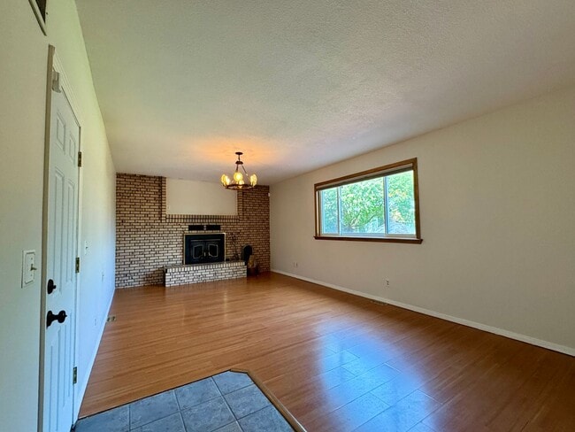 Building Photo - Welcome to your new home in the heart of T...