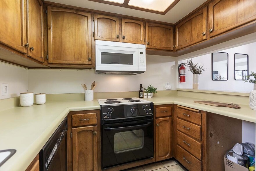 Building Photo - 680 Chorro St